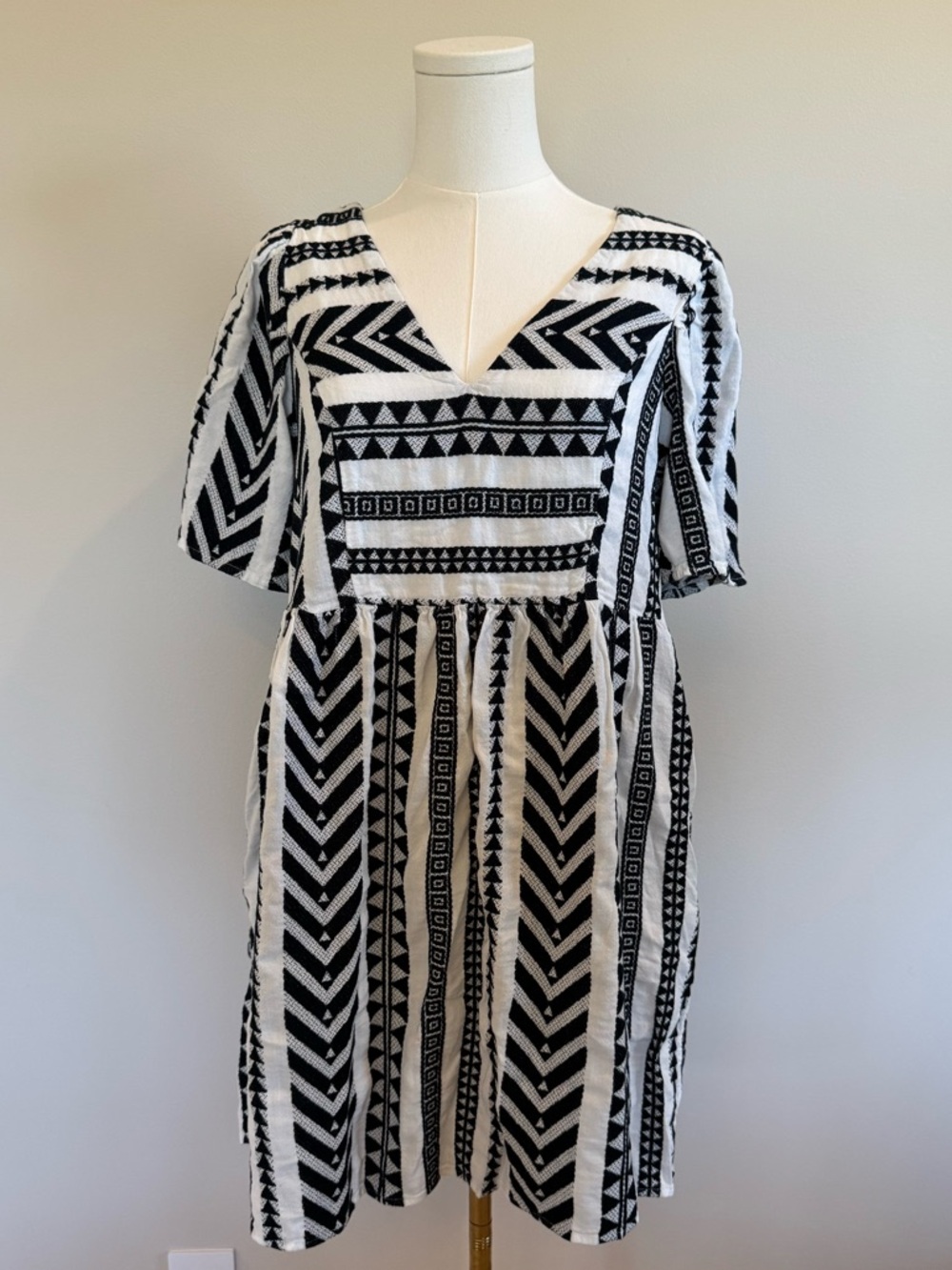 Old Navy Black & White Geometric V-Neck Dress